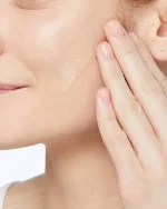 شوینده لایه بردار صورت و بدن CeraVe مناسب پوست های معمولی و مستعد جوش - Image 3